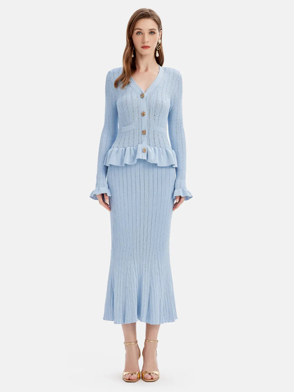 Add a touch of elegance to your everyday style with this cozy sweater featuring beautiful ruffle sleeves. Designed for comfort and a feminine look, it’s perfect for casual outings, workdays, or special occasions.
